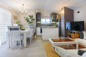 Älytelevisio, takka, stereot, tietokoneen näyttö