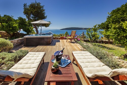 Idyllic location with stunning view located in Park forest & 100m from the sea