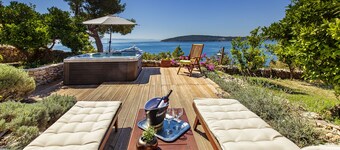 Idyllic location with stunning view located in Park forest & 100m from the sea