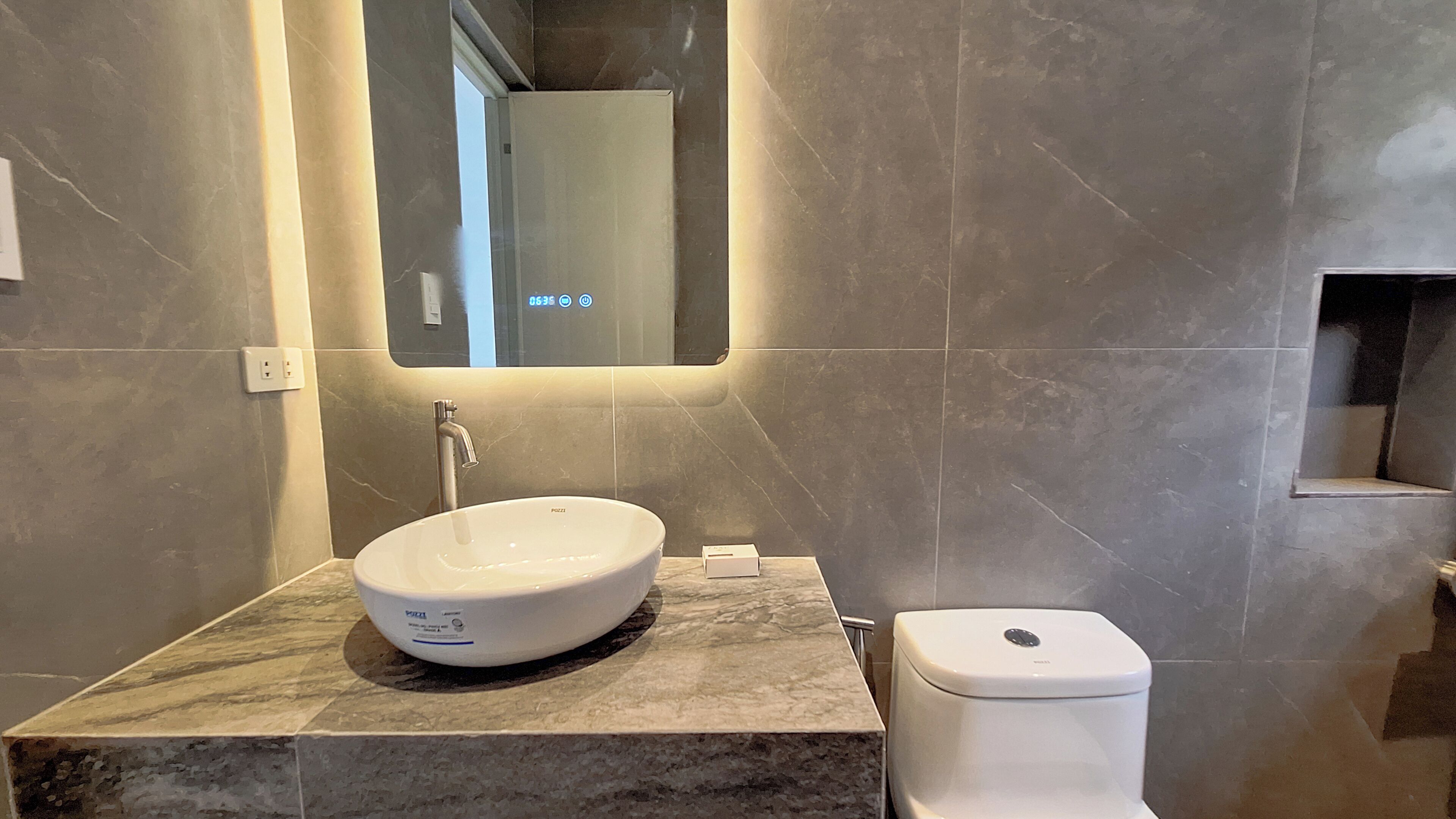 Shower, bidet, towels