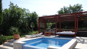 A swimming pool with a tiled edge, surrounded by steps and lounge chairs. - Traditional Istrian stone villa – 'Villa Ane' - Rakalj (Rakalj)