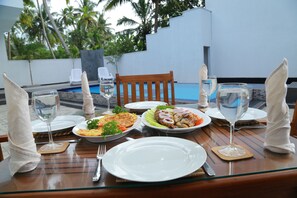 Outdoor dining - FIVE BEDROOM DELUXE VILLA WITH PRIVATE SWIMMING POOL (Habaraduwa)