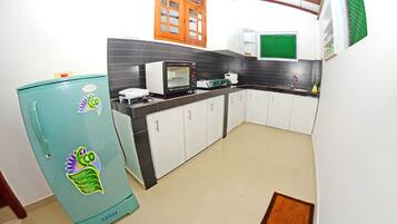 Fridge, oven, stovetop, coffee/tea maker