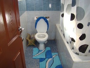 Combined shower/tub, towels - Wasili Luxury Homestay in upscale Nairobi (Nairobi)