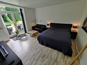 1 habitación, tabla de planchar con plancha, wifi gratis y ropa de cama 