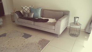 Smart TV - A Modern and Relaxed Condo in the leafy suburb of Dainfern...  (Midrand)