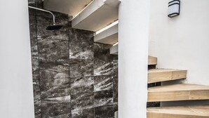 Eine moderne Treppe mit Holzwegen und einer schwarz-weißen Wand.