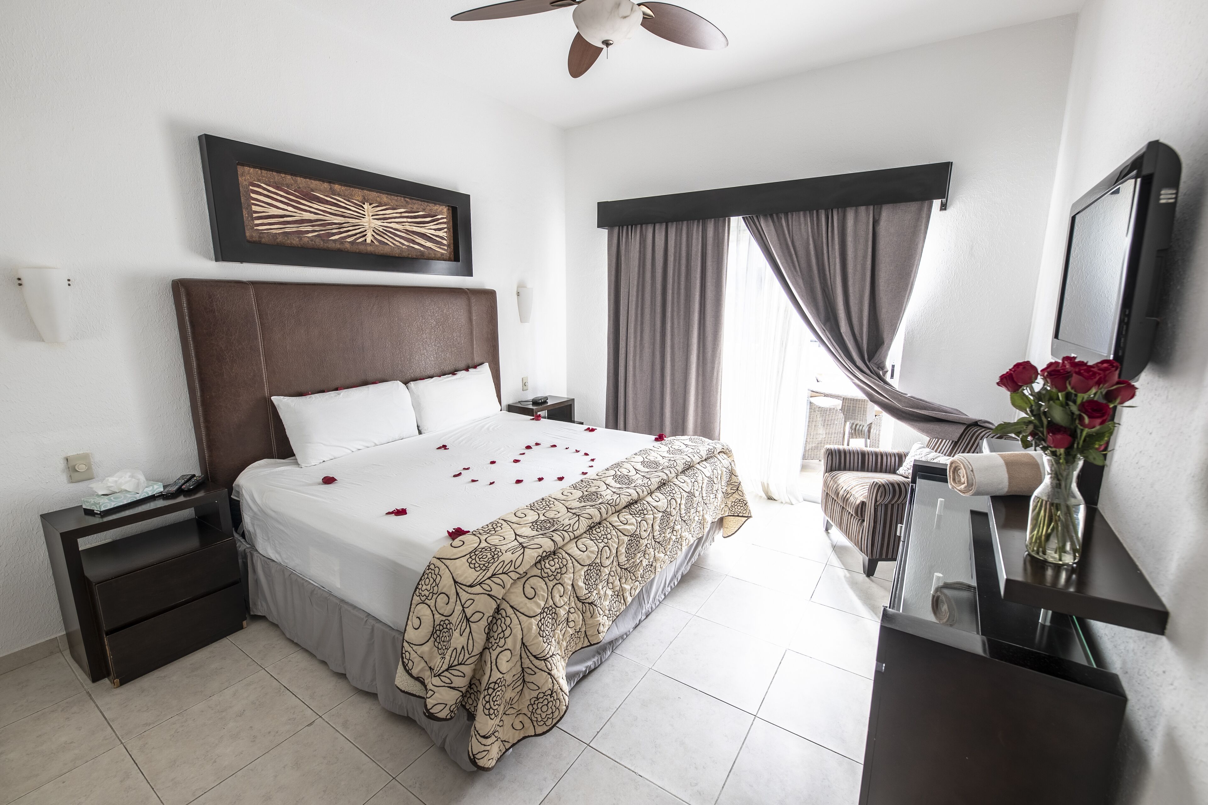 3 chambres, coffres-forts dans les chambres, bureau