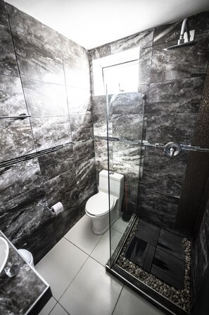 Dusche, Haartrockner, Handtücher, Seife
