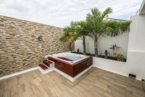 Penthouse Beach Holiday, Private Jacuzzi, BBQ, Family Friendly, Maid Service  