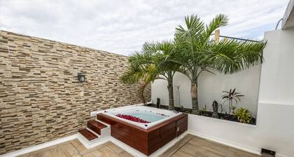Penthouse Beach Holiday, Private Jacuzzi, BBQ, Family Friendly, Maid Service