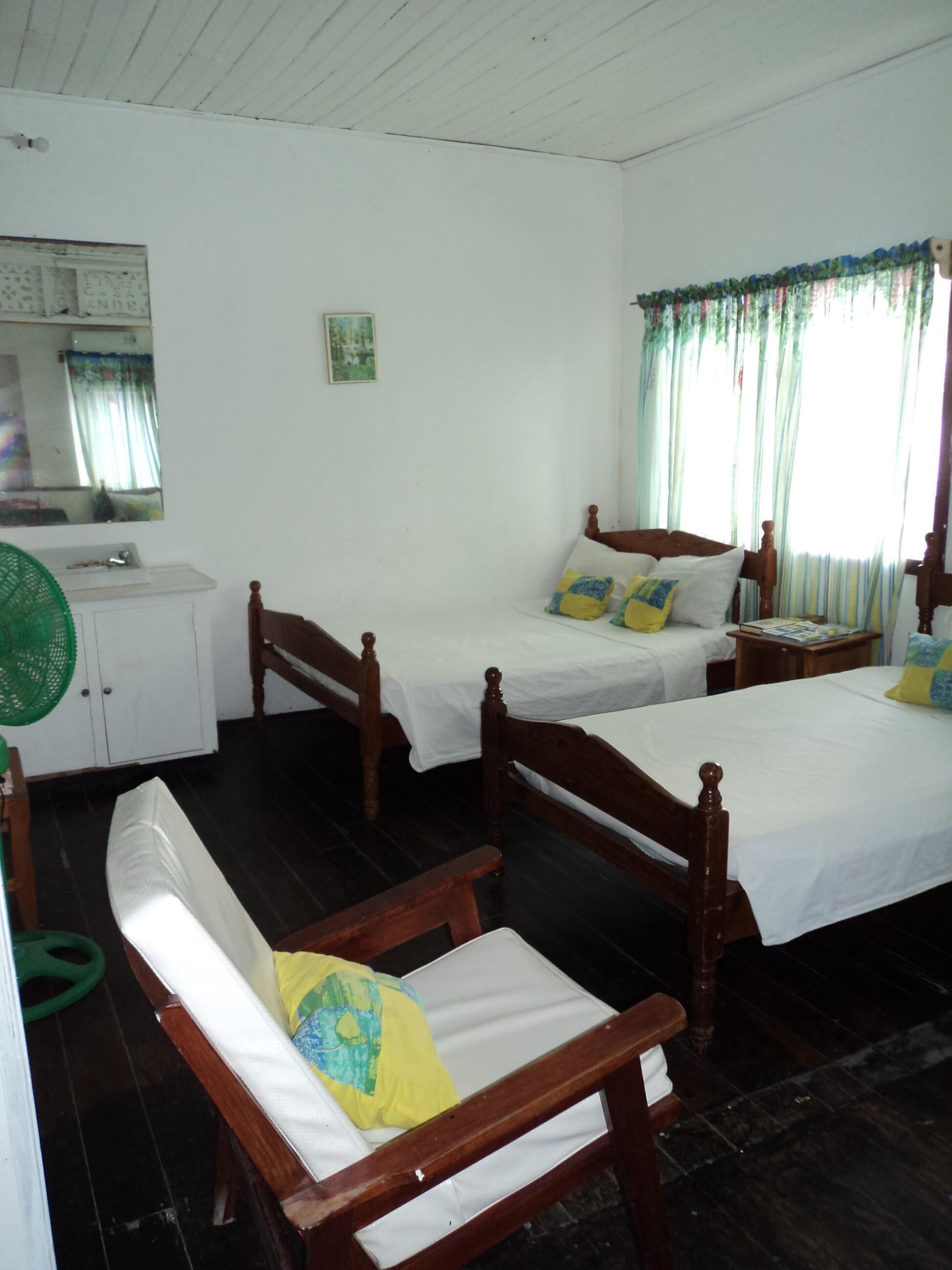 15 habitaciones, tabla de planchar con plancha, wifi y ropa de cama 