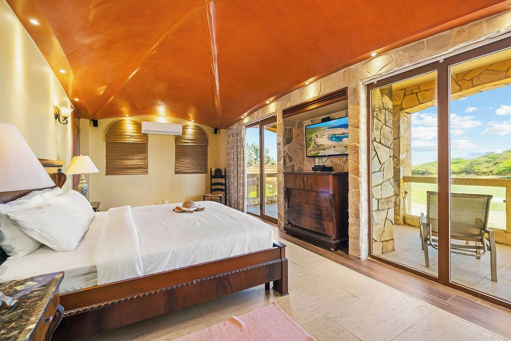 6 間睡房、房內夾萬、書桌、熨斗/熨衫板