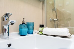 Douche, sèche-cheveux, serviettes fournies, savon