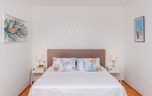 1 slaapkamer, een kluis op de kamer, een strijkplank/strijkijzer