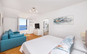 1 slaapkamer, een kluis op de kamer, een strijkplank/strijkijzer