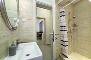 Secador de pelo, toallas, shampoo, papel higiénico