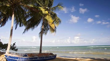 En la playa, camastros y toallas de playa