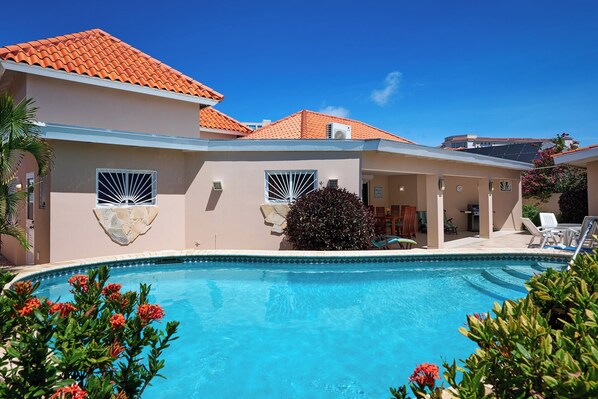 حمّام سباحة خارجي