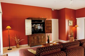 Een televisie, een dvd-speler en een stereo