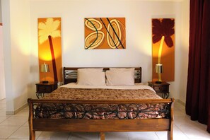 4 عدّة غرف نوم وخزنة داخل الغرفة ومكتب ومكواة/لوح كي