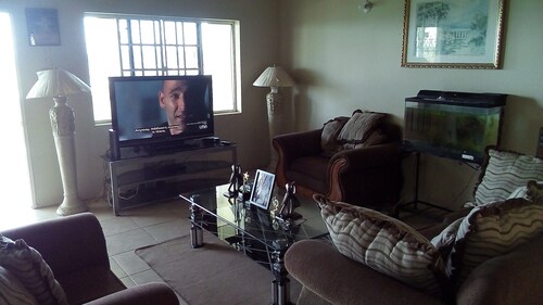 Traumhaus, das alle tollen Blick auf die Bucht der Stadt und montego Kreuzfahrtschiff begrüßt 