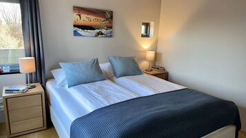 4 bedrooms, iron/ironing board, free WiFi, bed sheets