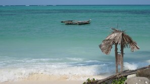 Plage, chaises longues, serviettes de plage
