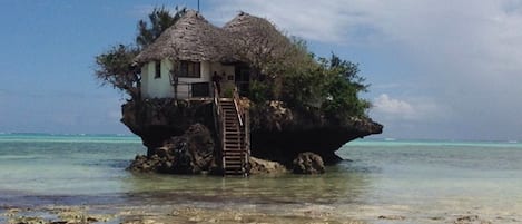 Sulla spiaggia, lettini da mare, teli da spiaggia