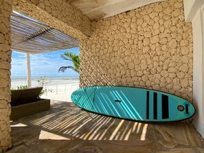 Plage, chaises longues, serviettes de plage