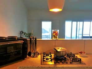 Réfrigérateur, micro-ondes, four, plaque de cuisson