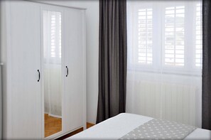 3 chambres, fer et planche à repasser, Wi-Fi, draps fournis