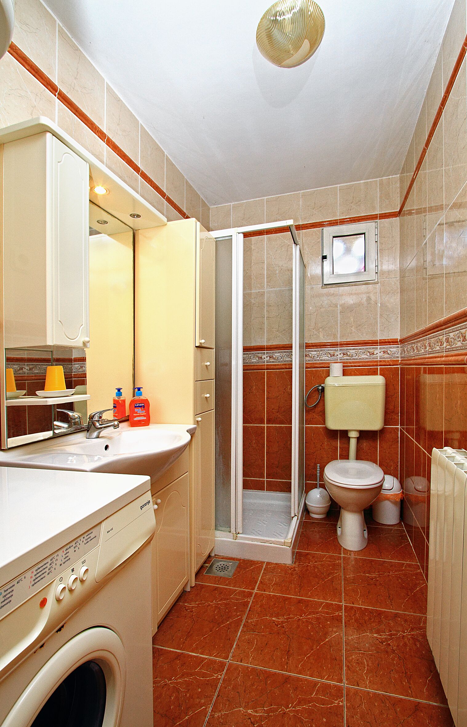 Ducha y bañera combinadas, secador de pelo, toallas y jabón