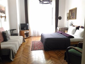 1 bedroom, iron/ironing board, free WiFi, bed sheets - Apartment next Danube river 5 min walk to Parliament , AC , personal welcome (Budapest)