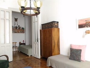 1 habitación, tabla de planchar con plancha, wifi gratis y ropa de cama 