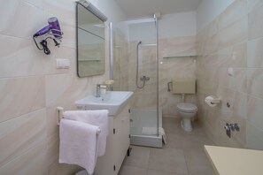 Dusche, Haartrockner, Handtücher, Seife