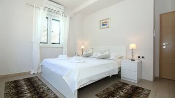 3 bedrooms, iron/ironing board, WiFi (free), bed sheets