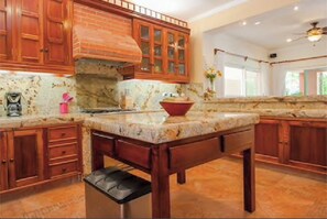 Refrigerador con congelador, microondas, horno y parrilla de estufa 