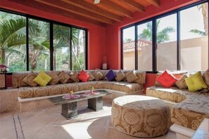 Smart TV, Netflix, reproductor de DVD y libros 