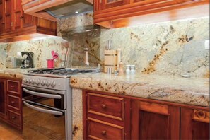 Full-size fridge, microwave, oven, stovetop - Spacious, Private, Luxury Villa with Private Pool & 10 min.  walk to the beach (Puerto Aventuras)