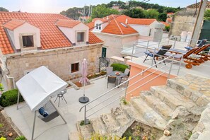 Outdoor dining - Seafront apartment in a historically designated stone house fully updated (Cavtat)