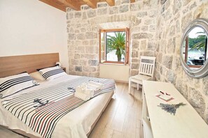 1 chambre, coffres-forts dans les chambres, fer et planche à repasser