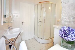 Shower, hair dryer, towels, soap - Seafront apartment in a historically designated stone house fully updated (Cavtat)