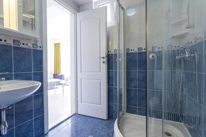 Doccia, asciugacapelli, asciugamani, sapone