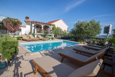 Hermosa villa, piscina climatizada, chimenea, traslado gratuito al aeropuerto, auto en casa