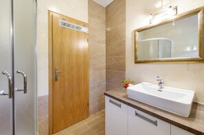 Douche, sèche-cheveux, bidet, serviettes fournies