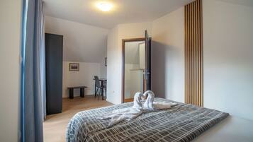 2 chambres, bureau, chambres insonorisées, fer et planche à repasser