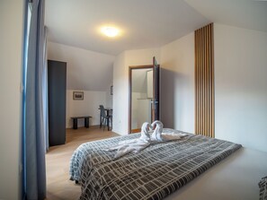 2 chambres, bureau, chambres insonorisées, fer et planche à repasser