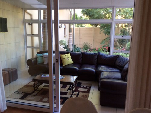 Dieses warme, gemütliche, moderne Gästehaus liegt im Paarl Wineland des 