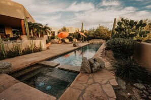 Een buitenzwembad, een verwarmd zwembad